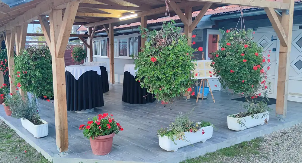 Eksterijer restorana U. O. Zrinski u Črnkovcu kod Velike Gorice — obiteljski lokal s parkiralištem, blizina zračne luke Zagreb
