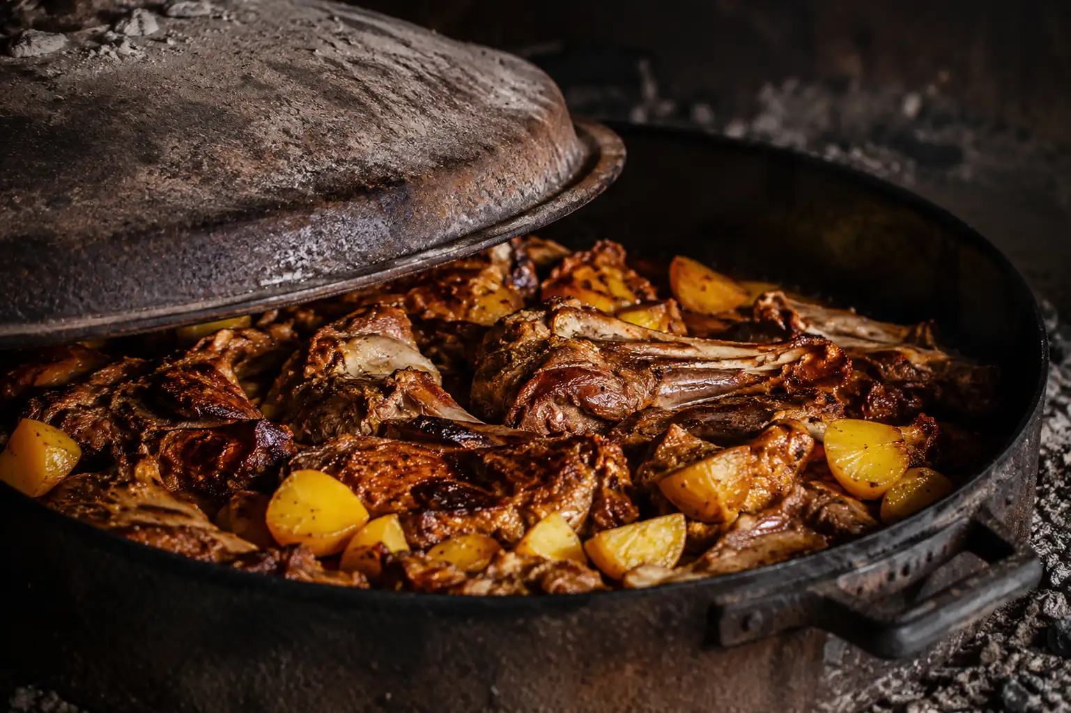 Janjetina ispod peke — tradicionalni hrvatski recept, domaća kuhinja U. O. Zrinski Črnkovec